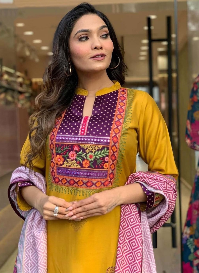 Floral Print Straight Kurta Suit Set in Yellow