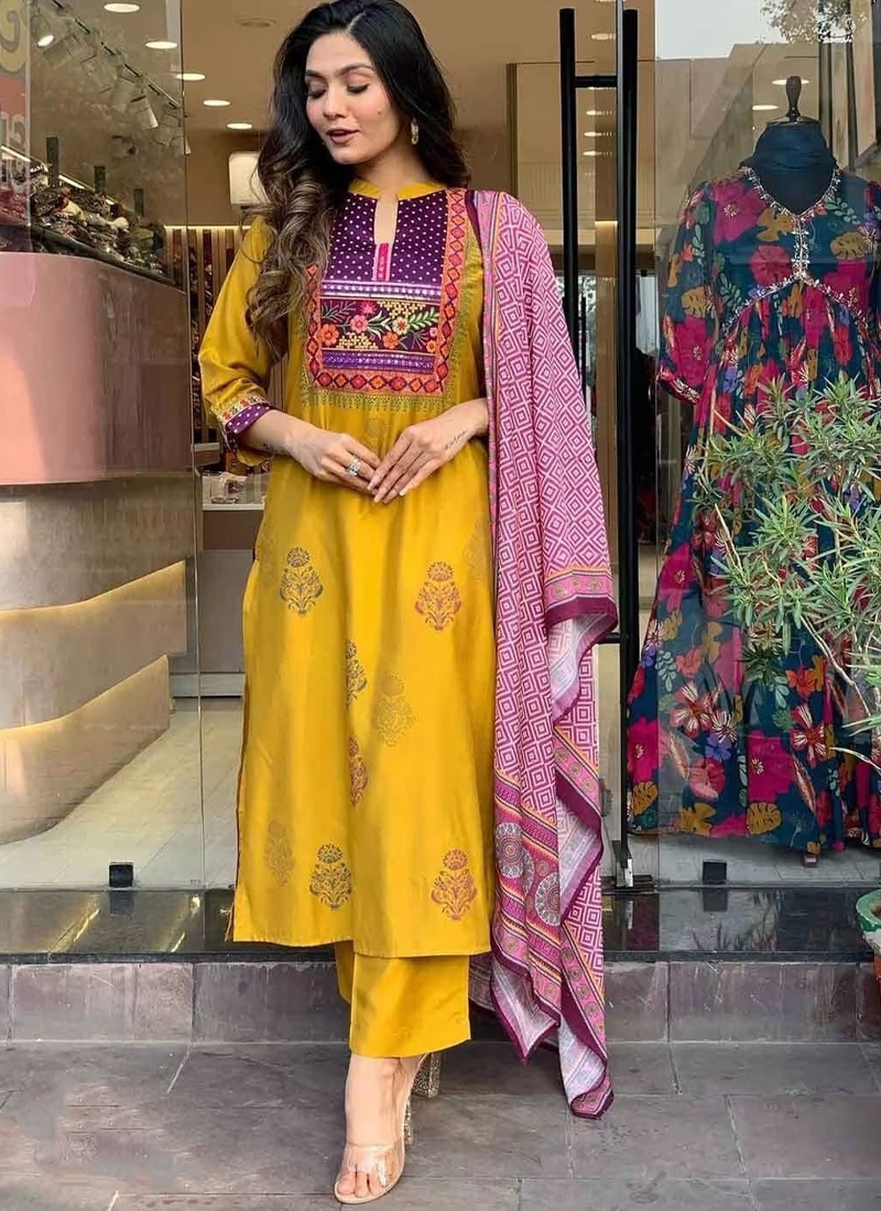 Floral Print Straight Kurta Suit Set in Yellow