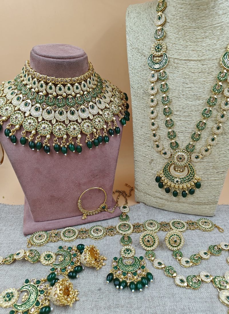 Beautiful gold plated alloy necklace set in dark green