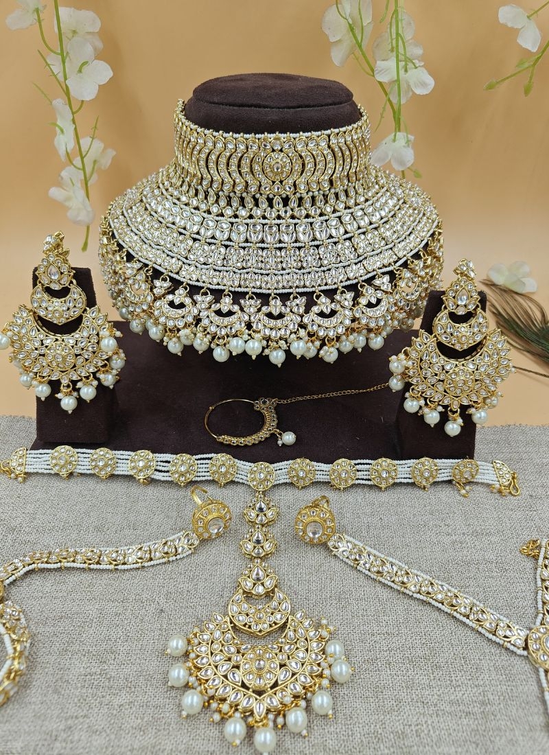 Beautiful gold plated alloy necklace set in yellow