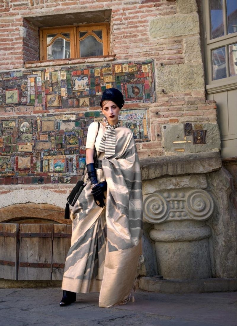 Exquisite hand weaving silk saree in grey