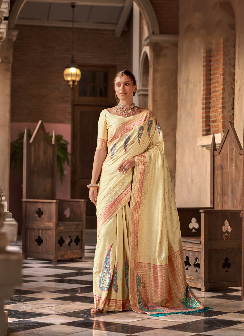 Elegant hand weaving soft silk saree in cream