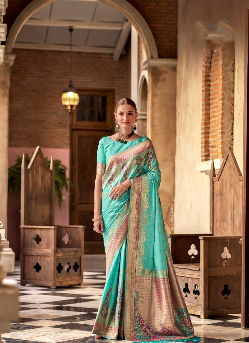 Elegant hand weaving soft silk saree in green