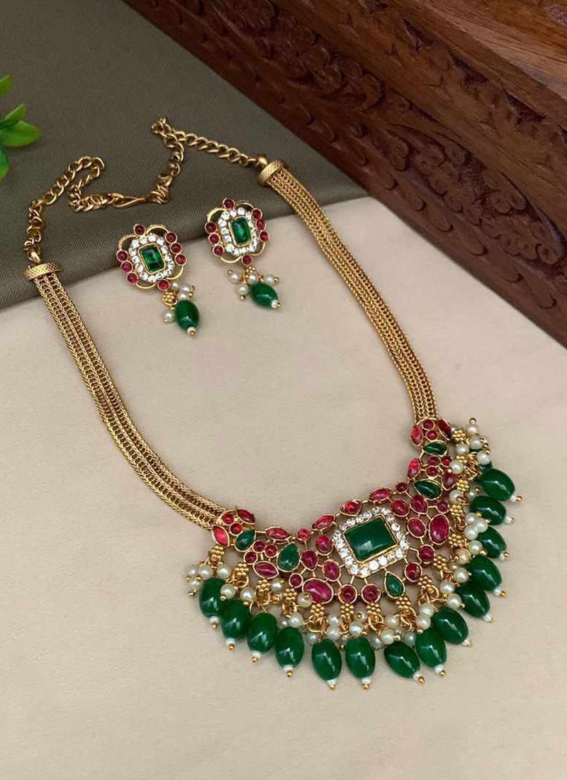 stunning and traditional choker set in green
