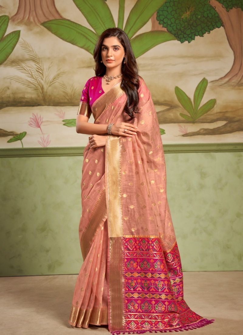 Exquisite silk saree with contrast pallu in peach