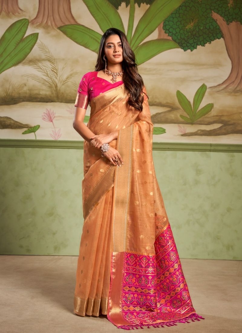 Exquisite silk saree with contrast pallu in orange