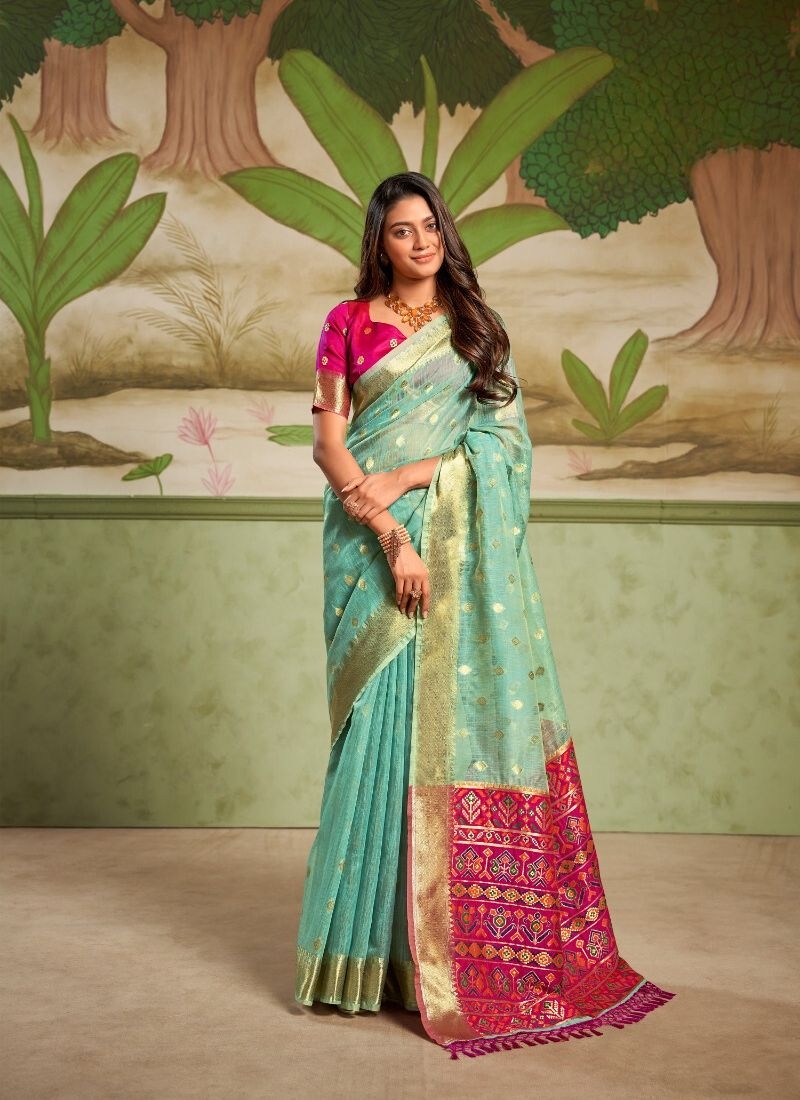 Exquisite silk saree with contrast pallu in green