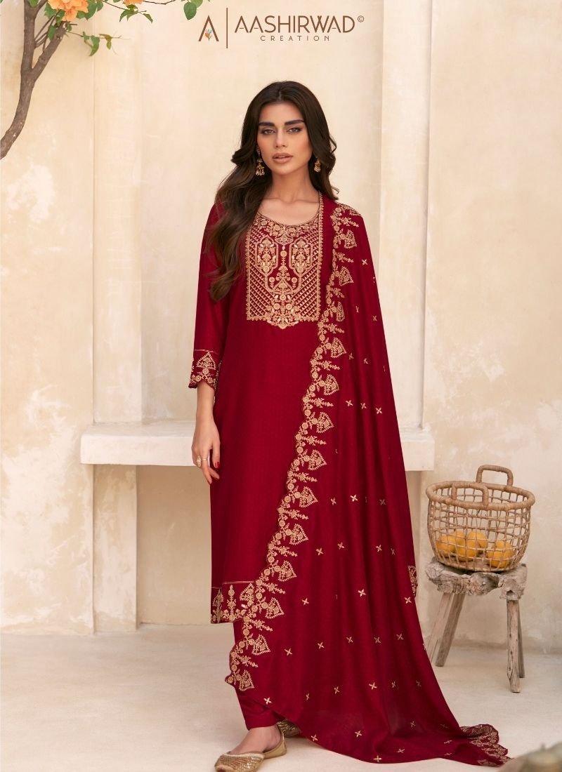 Embroidered silk kurta pantsuit with dupatta in red